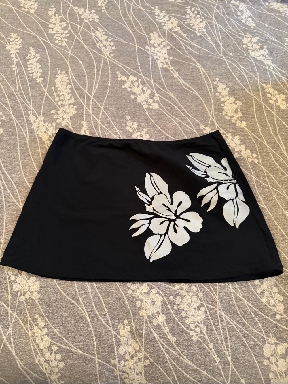 OndadeMar Black Mini Skirt with White Floral Print